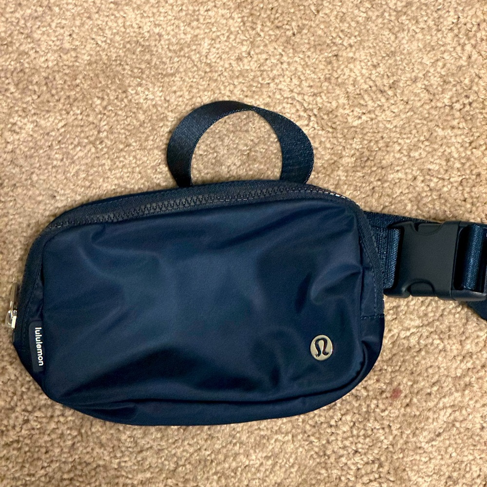 Lululemon Everywhere 1L Belt Bag